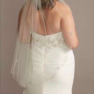New David’s Bridal Scalloped Mid-Length Veil